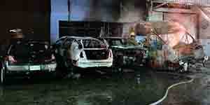 Incendio en taller quema 3 vehículos