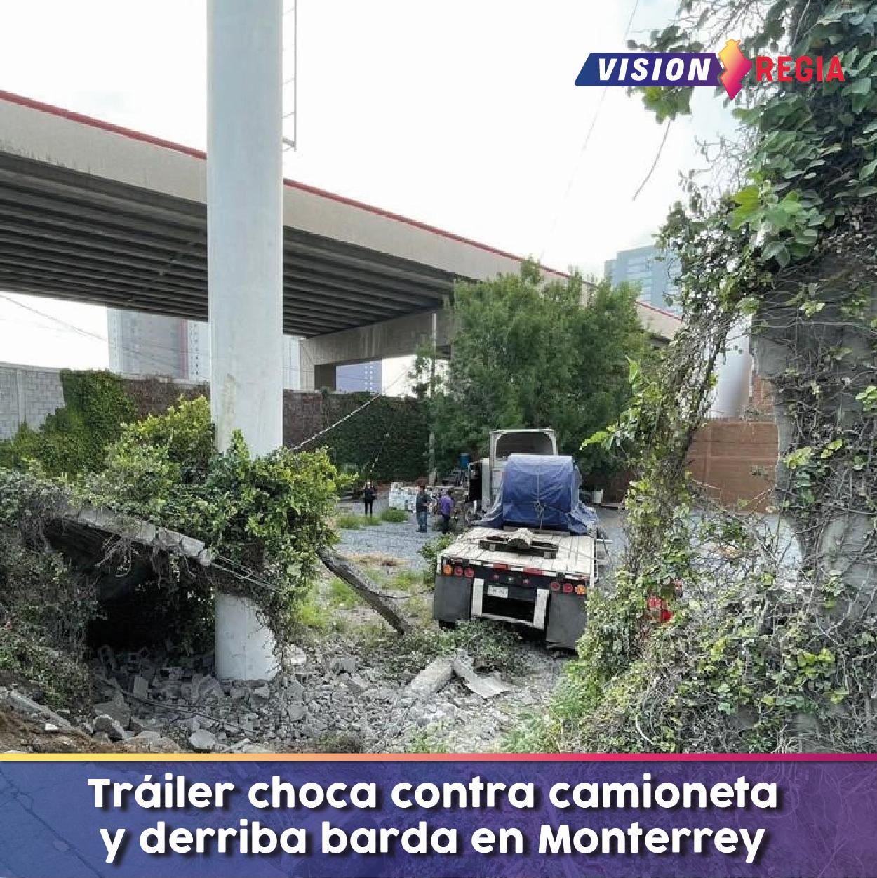 Tráiler choca contra camioneta y derriba barda en Monterrey