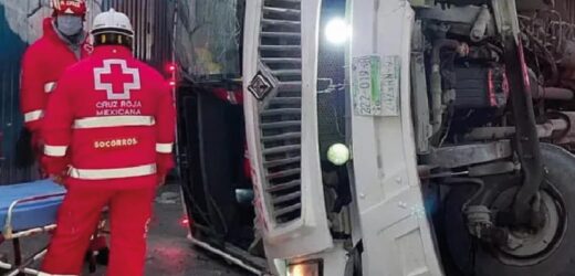 Vuelca camión de personal sobre Av. Félix U. Gómez